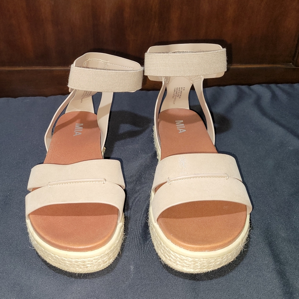 Mia sandles